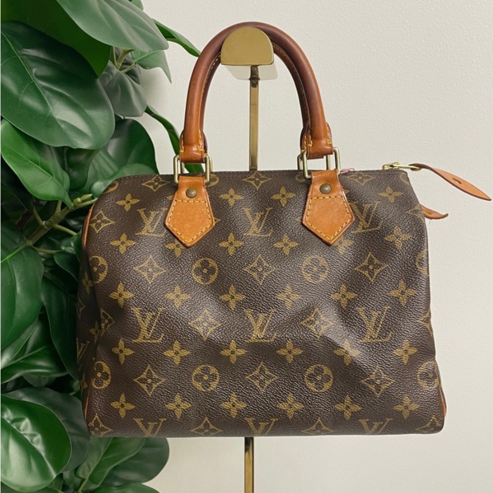 EUC- Louis Vuitton Monogram Canvas Speedy 25 w/ LV bag.